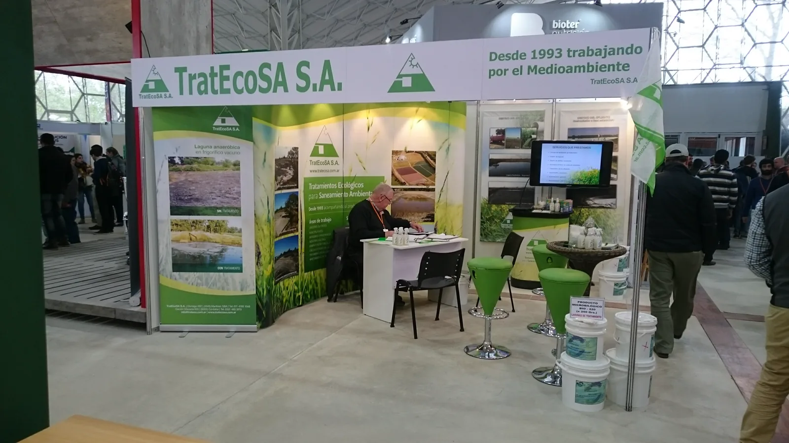 Vista general del stand de TratEcoSA S.A. en el pabellón de una feria del sector agroindustrial, con el equipo técnico atendiendo consultas